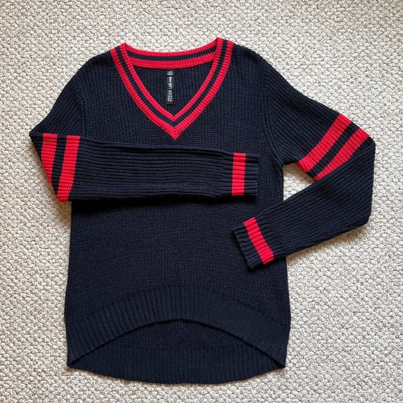 DESIGN LAB - Tipped V-Neck Varsity Sweater - Excellent Condition - Picture 5 of 9